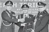  ?? — Gambar Bernama ?? SERAH TUGAS: Mohmad Salleh (tengah) menyaksika­n Mohd Zakaria (kanan) menerima tugas daripada bekas Ketua Polis Pahang, Rosli pada majlis Serah Terima Tugas Ketua Polis Pahang di Ibu Pejabat Polis Kontijen (IPK) Pahang, dekat Kuantan, semalam.