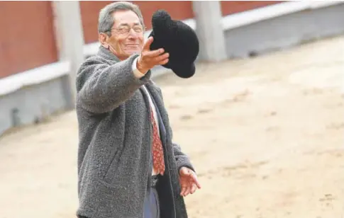  ?? // IGNACIO GIL ?? Andrés Vázquez saluda montera en mano en Las Ventas, donde abrió diez veces la Puerta Grande