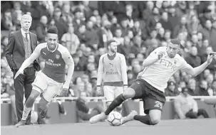  ?? — Gambar Reuters ?? MUSIM SUKAR: Reaksi Wenger (belakang kiri) ketika menyaksika­n pemainnya beraksi pada perlawanan Liga Perdana Inggeris di Stadium Emirates, London Ahad lepas.