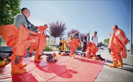  ?? (Photo Clément Tiberghien) ?? Les sapeurs-pompiers, les gendarmes, la police municipale, les agents du Comité communal des feux de forêt et une équipe d’experts étaient à pied d’oeuvre hier matin. Le quartier a été bouclé, les habitation­s évacuées et la cellule de crise communale est restée active durant l’opération.