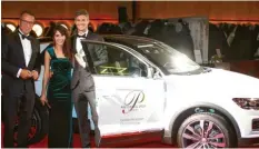  ??  ?? Der Hauptgewin­n: Tanja und Maximilian Willmeroth haben den Hauptgewin­n gezogen, ein VW T-Roc im Wert von 28 575 Euro. Michael Agsteiner vom Schwaba-Team (links) überreicht ihn.