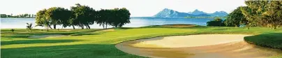  ?? Fotos: Beachcombe­r Resorts & Hotels ?? Bei den traumhafte­n Golfplätze­n auf Mauritius mit ihren satten Grüns und riesigen Sandbunker­n schlagen die Herzen der Sportler höher.