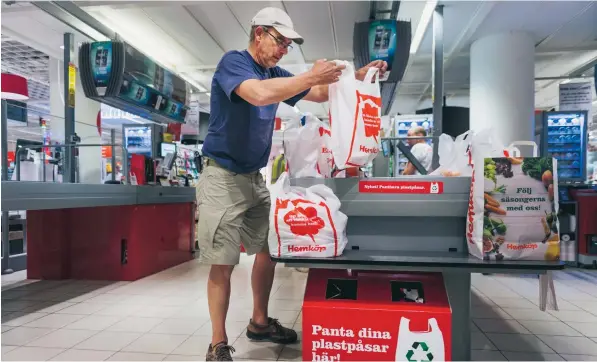  ?? FOTO: STINA STJERNKVIS­T/TT ?? Återanvänd­er. Hemköp Torsplan har infört pant på plastpåsar. Kunden Göran Svalling brukar återanvänd­a sina plastpåsar som soppåsar, men tycker att det är en bra idé att man kan panta plastpåsar.