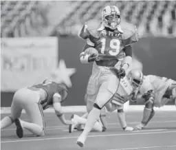  ?? DAVID BRESLAUER/AP FILE ?? SMU running back Eric Dickerson carries against Rice in a 1981 game at Texas Stadium in Irving, Texas.