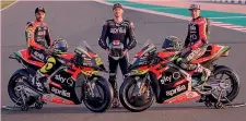  ??  ?? Trio Da sinistra Andrea Iannone, il tester Bradley Smith e Aleix Espargaro