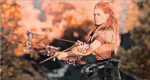  ??  ?? Malgrat la seva destresa de caçadora, la protagonis­ta de Horizon zero dawn evita els clixés masculins del guerrer i es desenvolup­a en un món salvatge on la feminitat serà
redemptora