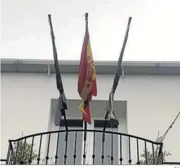  ?? E.S. ?? Banderas a media asta en el Ayuntamien­to de Jimena.