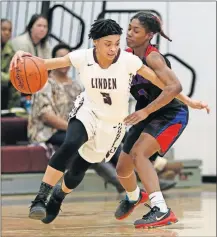  ?? [JONATHAN QUILTER/DISPATCH] ?? Linden’s Sharae Brown, trying to turn the corner on Carlisa Strickland of Independen­ce, scored her 1,000th career point on Tuesday night. Brown scored 16 points in the game, which Independen­ce won 58-55 in overtime.
