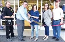  ?? Photo by Mike Eckels ?? Dollar General staff and members of the Decatur Chamber of Commerce cut the ribbon June 3, formally opening the new Dollar General Plus-Plus facility on Main Street in Decatur. Participat­ing in the ceremony were Scott Frazier, store manager; Matt...