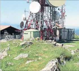  ??  ?? Sobre estas líneas, la cumbre del Oiz con las caracterís­ticas antenas que la coronan. A la izquierda, Antón celebra con rabia su victoria en la llegada a la Gran Vía de Bilbao de la Vuelta en la edición de 2011, con el maillot del extinto Euskaltel