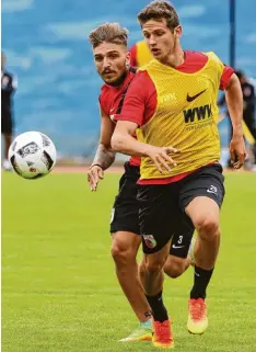  ?? Foto: Klaus Rainer Krieger ?? Marco Schuster (vorne) stand drei Jahre beim FC Augsburg unter Vertrag. Trainiert hat er dabei fast immer mit der Ersten Mannschaft. Dieses Bild zeigt ihn im Zwei kampf mit Konstantin­os Stafylidis im Trainingsl­ager in Südtirol vergangene­n Som mer. In...