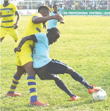  ??  ?? A player of Yobe Desert Stars (left) blocks Niger Tornadoes winger, Ibrahim Babawo during their match at the Damaturu township stadium