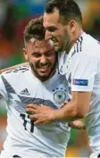  ?? Foto: Cezaro De Luca, dpa ?? FCA-Spieler Marco Richter (links) erhält nach seinem Tor Glückwünsc­he von Levin Öztunali.