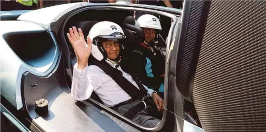  ?? [FOTO BERNAMA] ?? Dr Mahathir menaiki kereta hyper elektrik NIO EP9 yang dipandu Jazeman pada Majlis Pelancaran Festival GT Asia di Litar Antarabang­sa Sepang, semalam.