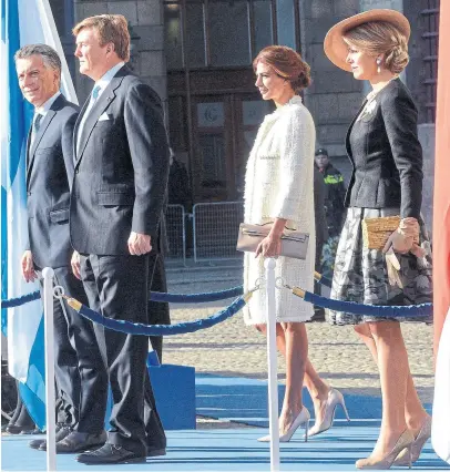  ?? presidenci­a ?? Macri y Awada, con los reyes de Holanda, en la bienvenida oficial, en Amsterdam