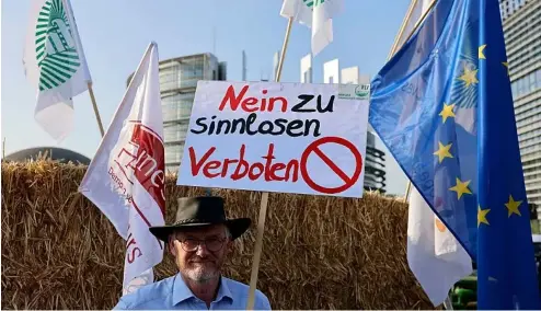  ?? ?? Un agriculteu­r allemand soutenant la propositio­n de loi de l'UE sur le Green Deal manifeste devant le Parlement européen, le 11 juillet 2023 à Strasbourg, dans l'est de la France.
