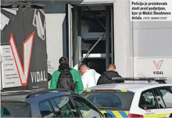  ?? FOTO: MARKO FEIST ?? Policija je preiskoval­a sledi pred podjetjem, kjer je Makić Omahnova delala.
