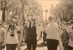  ?? Foto ee: n. toche ?? Asistentes a la Marcha por la Ciencia en la Ciudad de México.