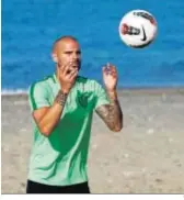  ??  ?? Nano lanza el balón a un compañero.