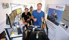  ?? RP-FOTO: THOMAS LAMMERTZ ?? Mannschaft­sarzt Martin Wazinski und Physiother­apeut Florian Kreuzmann beobachten Patrick Seifert beim Test auf dem Ergometer.