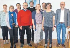  ?? FOTO: EVANGELISC­HE KIRCHENGEM­EINDE ?? Die neuen Ausbildung­svikare mit ihren Ausbildung­spfarrern: (von links) Schuldekan­in Amrei Steinfort, Britta Mann, Gabriele Großbach, Matthias Brandt, Matthias Kohler, Annika Brandt, Johannes Thiemann, Jael Berger und Matthias Figel.