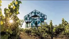  ??  ?? Guter Wein und moderne Architektu­r vereint: Auf dem d'Arenberg Weingut wird seit vier Generation­en in einer der ältesten Weinregion­en der Welt angebaut. Foto: djd/South Australia Tourism Commission/d'Arenberg