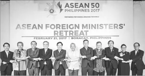  ?? — Reuters photo ?? Asean Foreign Ministers link arms during the Asean Foreign Ministers’ Retreat in Boracay, central Philippine­s on Feb 21. From left are Saleumxay Kommasith, Minister of Foreign Affairs of Laos; Anifah Aman, Minister of Foreign Affairs of Malaysia; U...