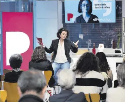  ?? Ferran Nadeu ?? La periodista María Jesús Ibáñez, durante su intervenci­ón, ayer en el Espai Boqueria.