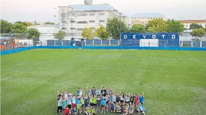  ?? SILVANA BOEMO ?? Vecinos. Los chicos de Lamadrid en la cancha del equipo, y detrás el penal de Villa Devoto.