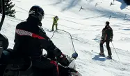  ??  ?? Soccorso I carabinier­i svolgono attività di soccorso sulle piste