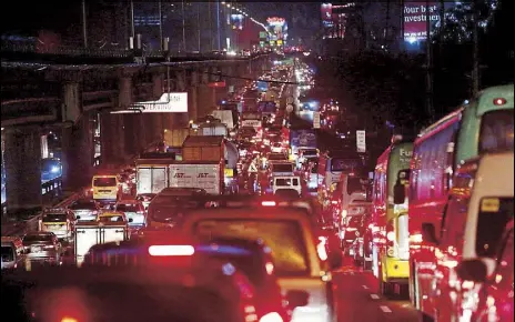  ?? RUSSELL PALMA ?? Traffic is at a standstill in this photo taken on the southbound lane of the South Luzon Expressway the other night. Traffic is expected to worsen as Christmas approaches.