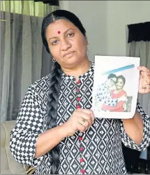  ?? VIVEK NAIR ?? Bindhu Sampath,mother of Nimisha Fathima holding the photograph of her missing daughter. Nimisha is among the missing 21 from Kerala.