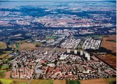  ?? Foto: Alexander Kaya ?? Ein Blick über Ludwigsfel­d in Richtung Ulm. Besonders in Ulm und Neu Ulm sind Ge werbefläch­en und Wohnraum knapp.