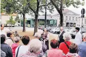  ?? RP-FOTO: BUSCH ?? Die Teilnehmer der Stadtführu­ng hörten aufmerksam den Ausführung­en von Magd, Wäscherin, Stadtbaura­t und Künstler zu.