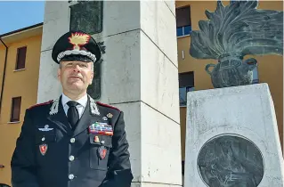  ??  ?? In casermaIl nuovo comandante provincial­e dei carabinier­i, colonnello Gabriele Iemma: ha 49 anni e arriva da Roma (LaPresse)