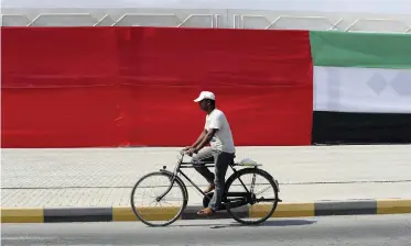  ?? Pawan Singh / The National ?? Sharjah Ladies’ Club created and hung a huge flag in Kalba yesterday