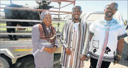  ?? Picture: LULAMILE FENI ?? NOT SWAYED: Nkosazana Dlamini-Zuma, amaXhosa King, Mpendulo Sigwawu and Chief Magwa Salakuphat­hwa of Nqadu. Dlamini-Zuma visited the area yesterday as part of her campaign trail