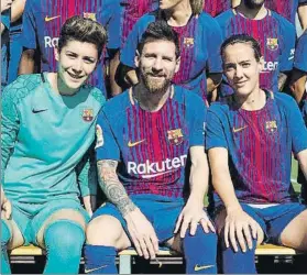  ?? FOTO: FCB ?? Hermanados El Barça femenino posó junto a los jugadores del primer equipo masculino