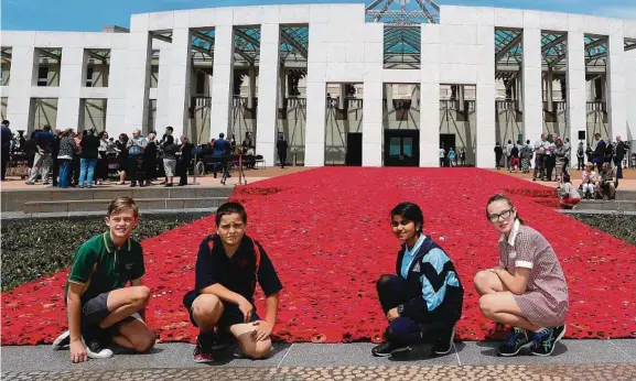  ?? Picture: KYM SMITH ?? Schoolchil­dren Clay Barton, Aiden Makem, Aysha Sajid and Annabell Wakefield at the launch of the Forecourt poppy display