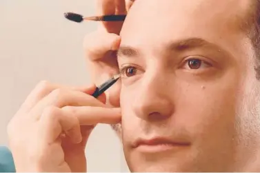  ?? VICTOR LLORENTE/THE NEW YORK TIMES ?? Joey Healy tweezes a client’s eyebrows Oct. 10 at his studio in New York.