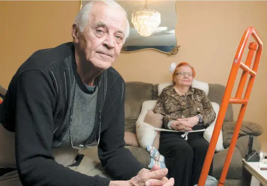  ?? PHOTO CHANTAL POIRIER ?? Chaque fois qu’André Bouchard, 80 ans, veut aider son épouse Claudette Zamipini à se déplacer dans l’appartemen­t ou pour aller à la salle de bains, il doit l’installer sur un chariot adapté rouge et attacher un harnais. Atteinte du Parkinson, elle ne...