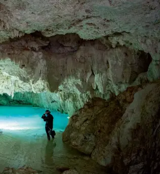  ?? ?? La expedición Xunaan-ha pasó dos semanas explorando y cartografi­ando sistemas de cuevas, así como tomando muestras de agua en nueve sitios en el acuífero gigante que se encuentra bajo la Península de Yucatán.