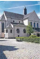  ??  ?? In der Suitbertus-Basilika liegen die Gebeine des Heiligen Suitbertus, dem Gründer von Kaiserswer­th.