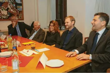  ?? Foto: Michael Hochgemuth ?? Beste Laune am Dienstagab­end bei der SPD: Christian Moravcik (Zweiter von rechts) ist in der SPD angekommen, von links: Stefan Quarg, Willi Leichtle, Margarete Heinrich und Florian Freund.