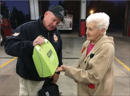  ?? CHARLES PRITCHARD - ONEIDA DAILY DISPATCH ?? Verona Fire Chief Mark Nell shows Verona resident Mary Alessi the defibrilla­tor purchased with her and her husband’s donation on Monday, Oct. 28, 2019.