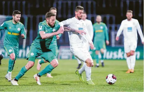  ?? Foto: Eibner/Peter Franz ?? David Braig vom SSV Ulm 1846 Fußball (in weiß) leidet wie seine Sturmpartn­er in letzter Zeit an Ladehemmun­gen. Auch gegen den FC Homburg dauert es lange, bis der Spatzen-Angriff ins Rollen kommt – allerdings dauert es zu lange. Am Ende verliert Ulm mit 1:2.