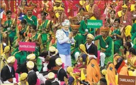  ?? Pankaj Nangia Associated Press ?? PRIME MINISTER Narendra Modi, center, greets artists performing at the 17th century Mughal- era Red Fort on India’s Independen­ce Day in New Delhi.