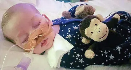  ??  ?? Last hope: Charlie Gard’s parents have begged a judge to allow him to have experiment­al drugs