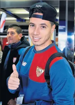  ??  ?? FELIZ. Nasri hace el gesto de la victoria a la vuelta de Zagreb.