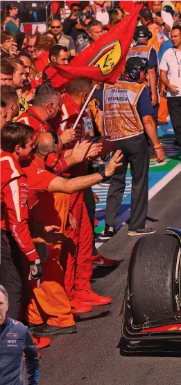  ?? ?? L’uomo del giorno
La Ferrari SF-24 di Carlos Sainz al termine del GP d’Australia vinto. A sinistra, nella foto scontornat­a Chris Horner, team principal Red Bull